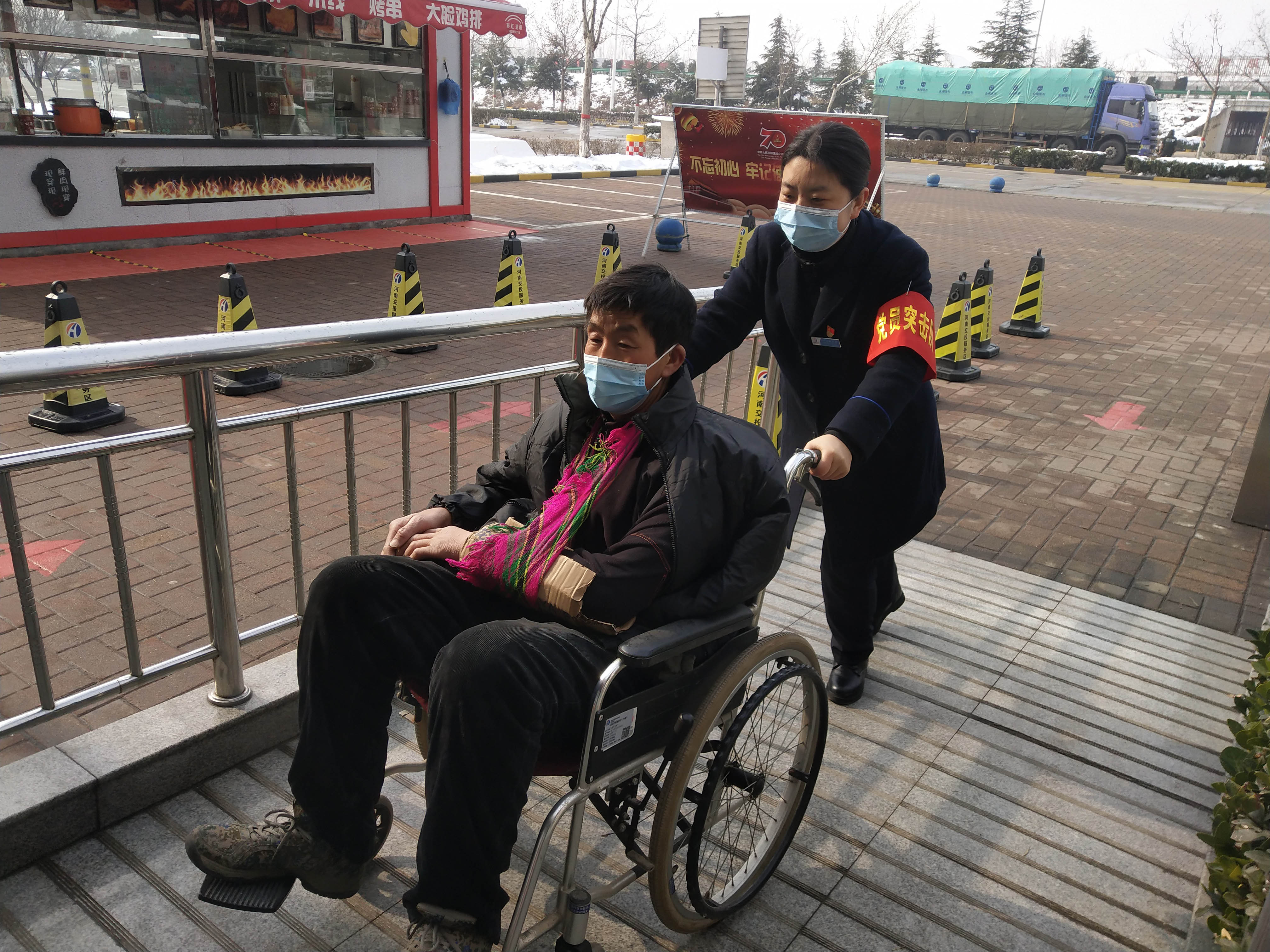 1月25日,汝陽服務區黨員志愿者幫助行動不便顧客。牛亞新  攝.jpg 1月25日,汝陽服務區黨員志愿者幫助行動不便顧客。牛亞新  攝.jpg