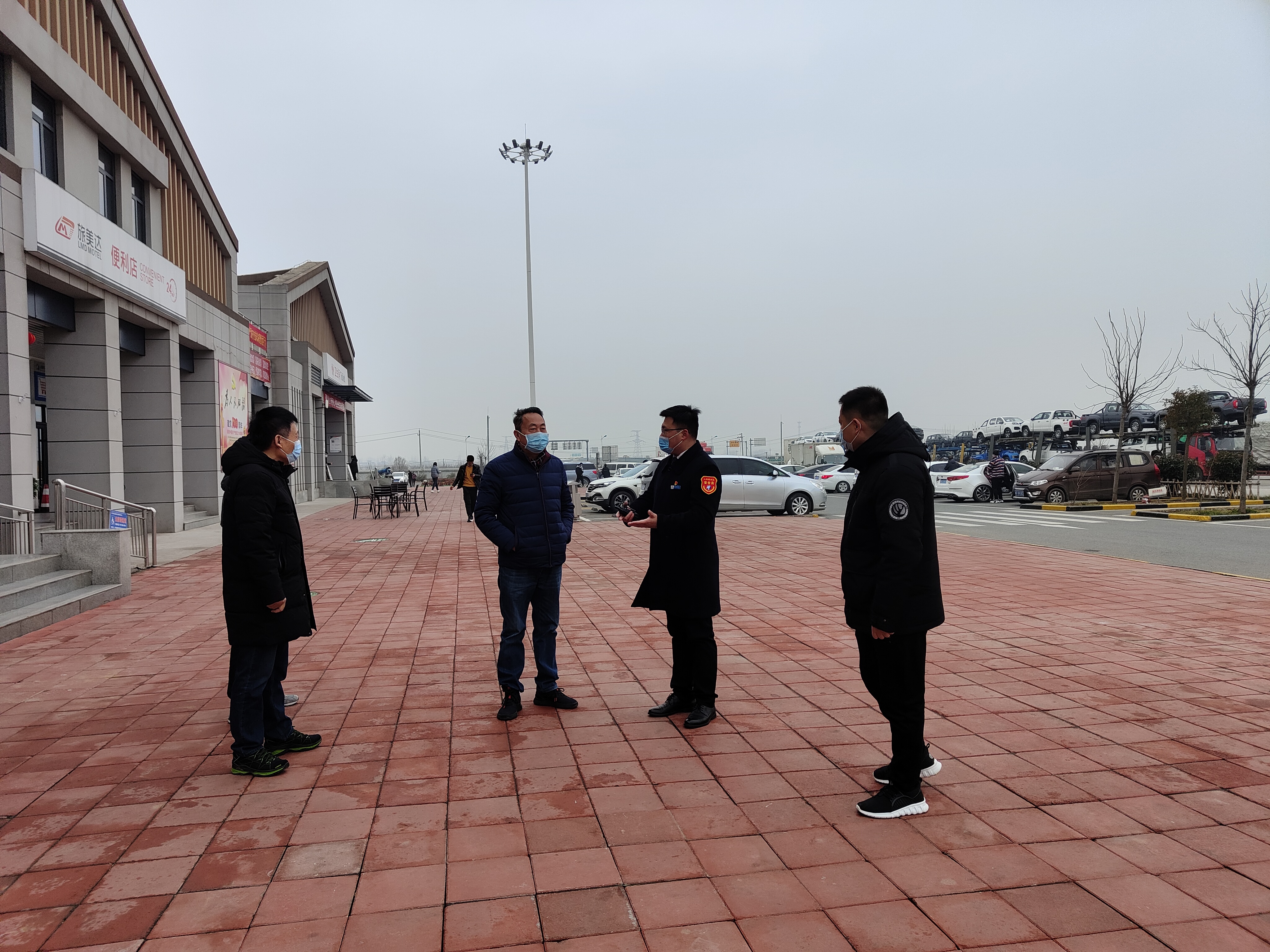 2月16日,河南交投服務區管理有限公司紀委書記王宜偉到上蔡服務區檢查工作 (翟家梓 攝.jpg 2月16日,河南交投服務區管理有限公司紀委書記王宜偉到上蔡服務區檢查工作 (翟家梓 攝.jpg