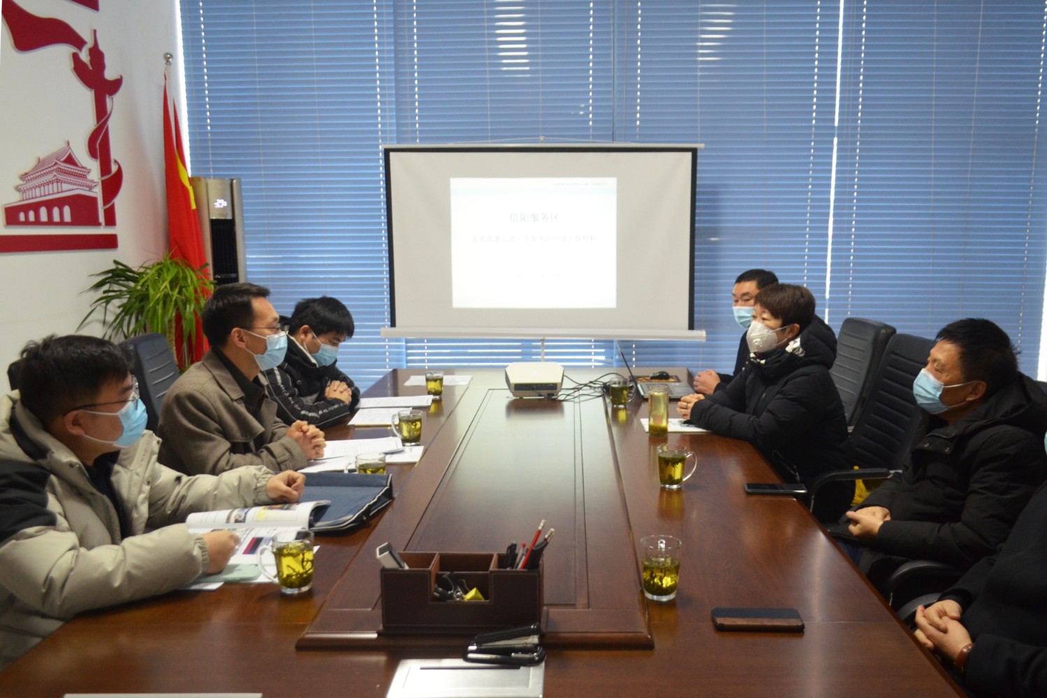 示范專家組到信陽(yáng)服務(wù)區(qū)省評(píng)檢查工.jpg 示范專家組到信陽(yáng)服務(wù)區(qū)省評(píng)檢查工.jpg