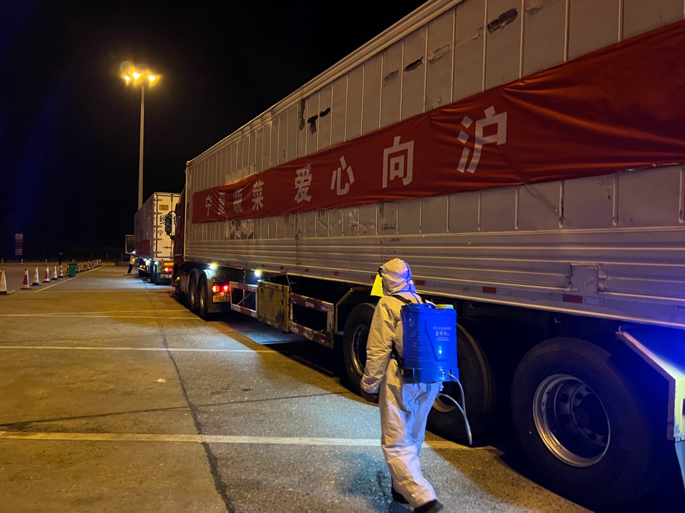 4月6日21時30分,寧夏援滬物資車隊在羅山服務區做短暫停留休整,羅山服務區積極做好服務保障工作。(李坤  攝) (1 (1).jpg